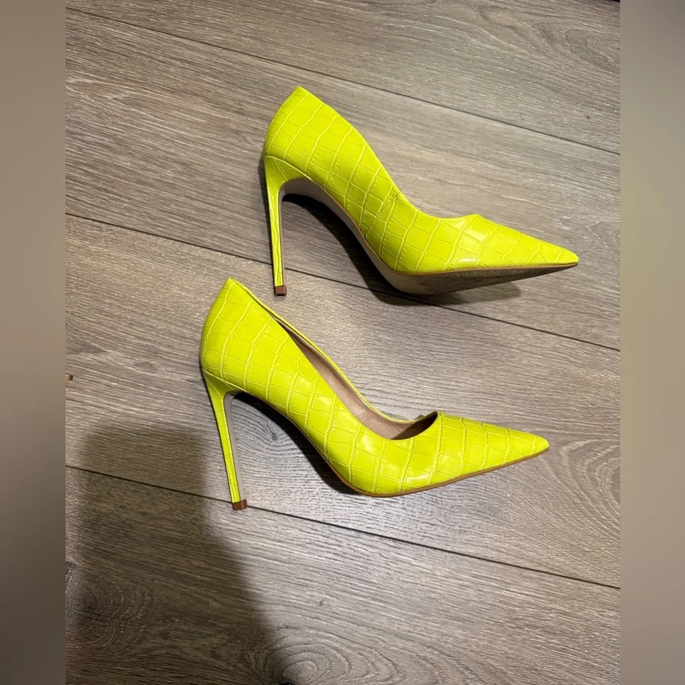 Steve Madden Vala-C neon yellow crocodile-embossed pumps - Picture 9 of 11